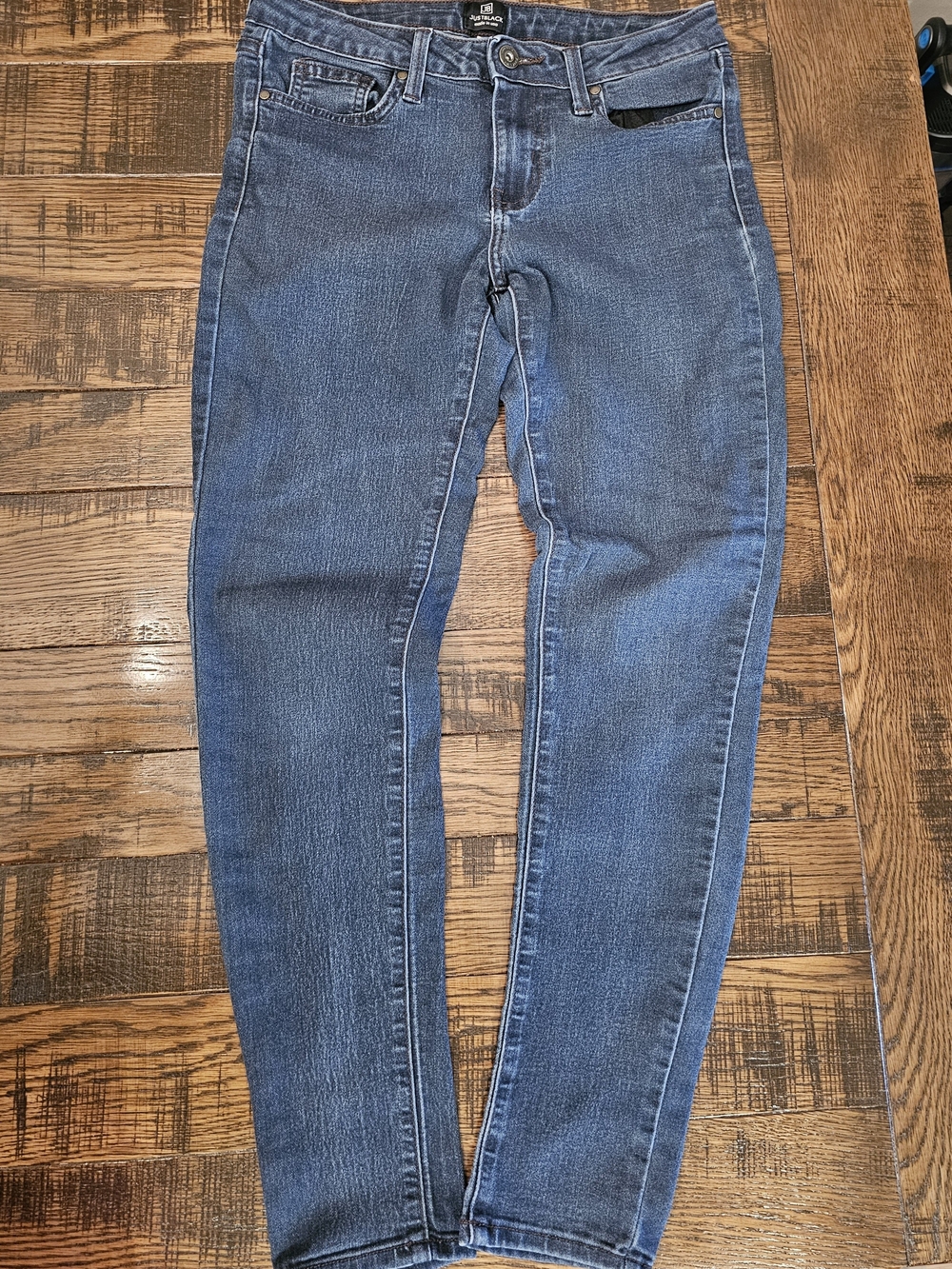 Just Black Women's Skinny Jeans in Medium Blue Wash
